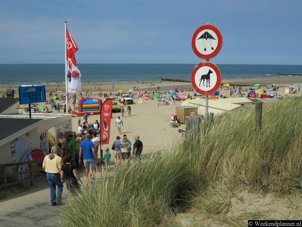 Langs de duinen aan het strand zijn goede strandpaviljoens waar je lekker kunt eten met uitzicht op zee. In twee paviljoens is regelmatig live muziek.Tip: Ga eens in de buurt picknicken.